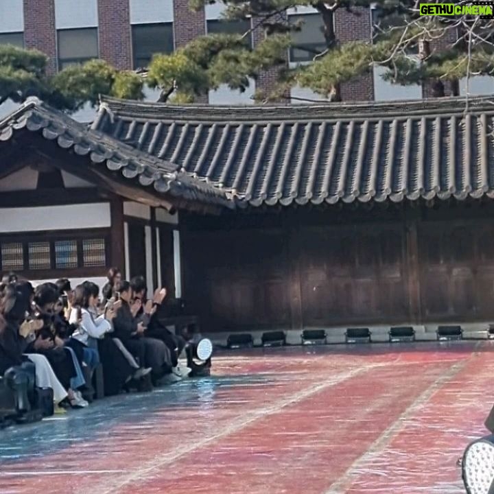 Lee Jung-hyun Instagram - 언제나 최고이신 지춘희선생님~🩷 아름다운 운현궁에서 너무 멋진 패션쇼 였습니다🩵 @missgeecollection