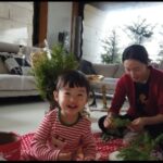 Lee Jung-hyun Instagram - 호텔에서 고가에 판매중인 #크리스마스리스 를 서아랑 함께 3만원에 만들어봤어요~(5개이상 만들 수있어요!) 오늘밤 오랜만에 제 유튜브 채널에 업로드 되니 많은 응원부탁해요! 🎄☃️🩵 ⚡️플라워 안배웠습니다!⚡️누구나 쉽게 만들수 있어요😆