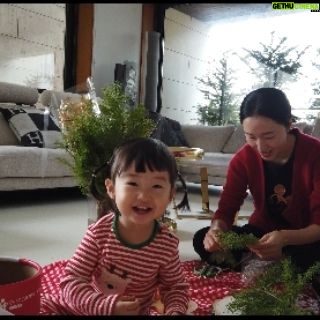 Lee Jung-hyun Instagram - 호텔에서 고가에 판매중인 #크리스마스리스 를 서아랑 함께 3만원에 만들어봤어요~(5개이상 만들 수있어요!) 오늘밤 오랜만에 제 유튜브 채널에 업로드 되니 많은 응원부탁해요! 🎄☃️🩵 ⚡️플라워 안배웠습니다!⚡️누구나 쉽게 만들수 있어요😆