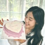 Lee Re Instagram – 무주로 날아온 달콤한 선물🎀💗