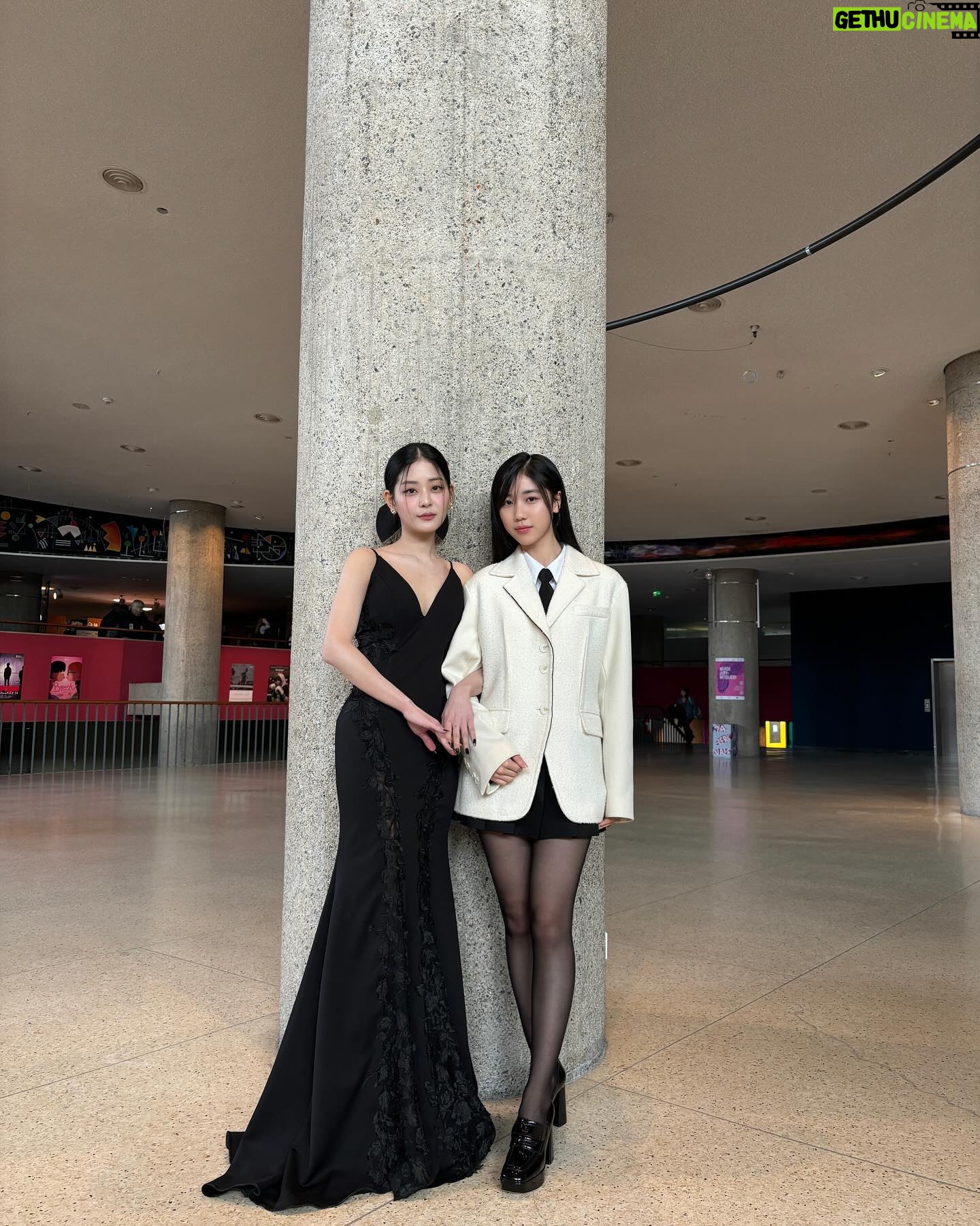 Lee Re Instagram - 저희 영화 가 베를린에서 수정 곰상을 수상했습니다! 괜찮아 영화가 완성되기까지 힘든 과정 속에 늘 웃음 잃지 않고 함께해 주셨던 모든 스태프분들이 너무너무 생각나는 것 같아요 그 모든 분들 덕분에 저희가 베를린에서 우리의 영화로 많은 박수를 받았습니다 진심으로 감사드립니다…!!! 그리고 더욱 인영이로 살 수 있도록 도움 주시고 함께해 주신 진서연 선배님💗정수빈 배우님💓그리고 함께 호흡 맞춰주신 모든 배우분들💗께 정말 감사드립니다!! 마지막으로 인영이가 되기까지 확신을 더해주시고 베를린에서의 추억과 감동을 누릴 수 있도록 힘써주신 김혜영 감독님과 송원석대표님께도 감사드려요…🫶🏻🥹 괜찮아의 인물들과 마주하며 인영이로 살면서 많이 느꼈고 또 배웠습니다. 특히나 개인적으로는 삶을 대하는 태도, 비극을 대하는 태도, 그리고 함께하는 이들의 온기가 얼마나 중요한 것인지 다시 한번 깨닫게 된 기회였습니다. 저희 영화에 박수 쳐주시고 환호해 주신 베를린 관객분들을, 그 순간을 아마 평생 잊지 못할 것 같습니다. 제가 느꼈던, 그리고 관객분들께서 느끼셨던 감동과 웃음을 더 많은 사람들과 나누고 싶어졌습니다. 다시 한번 감사드립니다!!! ❤️아이러어-브 벯린 ~ ㅎ헿헤❤️