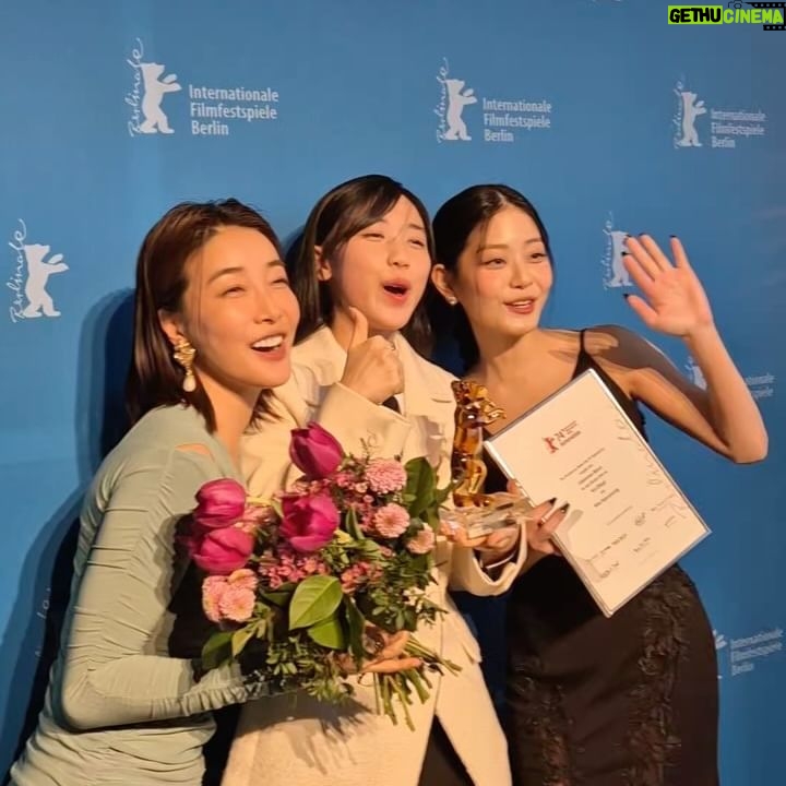 Lee Re Instagram - 저희 영화 가 베를린에서 수정 곰상을 수상했습니다! 괜찮아 영화가 완성되기까지 힘든 과정 속에 늘 웃음 잃지 않고 함께해 주셨던 모든 스태프분들이 너무너무 생각나는 것 같아요 그 모든 분들 덕분에 저희가 베를린에서 우리의 영화로 많은 박수를 받았습니다 진심으로 감사드립니다…!!! 그리고 더욱 인영이로 살 수 있도록 도움 주시고 함께해 주신 진서연 선배님💗정수빈 배우님💓그리고 함께 호흡 맞춰주신 모든 배우분들💗께 정말 감사드립니다!! 마지막으로 인영이가 되기까지 확신을 더해주시고 베를린에서의 추억과 감동을 누릴 수 있도록 힘써주신 김혜영 감독님과 송원석대표님께도 감사드려요…🫶🏻🥹 괜찮아의 인물들과 마주하며 인영이로 살면서 많이 느꼈고 또 배웠습니다. 특히나 개인적으로는 삶을 대하는 태도, 비극을 대하는 태도, 그리고 함께하는 이들의 온기가 얼마나 중요한 것인지 다시 한번 깨닫게 된 기회였습니다. 저희 영화에 박수 쳐주시고 환호해 주신 베를린 관객분들을, 그 순간을 아마 평생 잊지 못할 것 같습니다. 제가 느꼈던, 그리고 관객분들께서 느끼셨던 감동과 웃음을 더 많은 사람들과 나누고 싶어졌습니다. 다시 한번 감사드립니다!!! ❤️아이러어-브 벯린 ~ ㅎ헿헤❤️