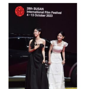 Lee Re Instagram - 🎬 BUSAN International Film Festival 📽

영화 - "괜찮아 괜찮아 괜찮아" 
 " IT′S OKAY!"

 #부산국제영화제BIFF2023
#한국영화의오늘파노라마
#괜찮아괜찮아괜찮아!?!?!?! 
#가족#아동 #성장영화#청춘 
#여성 #코미디
#HyeyoungKIM김혜영
#SeoyeonJIN진서연 
#SubinCHUNG정수빈 
#ReLEE이레 #눈컴퍼니
#nooncompany
#눈스타그램 
#noonstagram