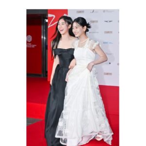 Lee Re Instagram - 🎬 BUSAN International Film Festival 📽

영화 - "괜찮아 괜찮아 괜찮아" 
 " IT′S OKAY!"

 #부산국제영화제BIFF2023
#한국영화의오늘파노라마
#괜찮아괜찮아괜찮아!?!?!?! 
#가족#아동 #성장영화#청춘 
#여성 #코미디
#HyeyoungKIM김혜영
#SeoyeonJIN진서연 
#SubinCHUNG정수빈 
#ReLEE이레 #눈컴퍼니
#nooncompany
#눈스타그램 
#noonstagram