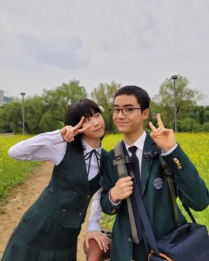 Lee Re Instagram - [ 본🍀 방🍀 사🍀 수]

📢10월28일 [토요일,일요일] 
오늘 밤 9시20분 tvn ⏰️ 첫방송 

tvn [무인도의디바]에서 만나요~

어린 목하 와 어린 기호의
풋풋한....푸른 빛 스토리.

#무인도의디바첫방송 #CastawayDiva
#tvn주말드라마
#연출오충환 #극본박혜련
#이레 #어린서목하
#문우진 #어린정기호
#많은시청부탁드립니다🫶