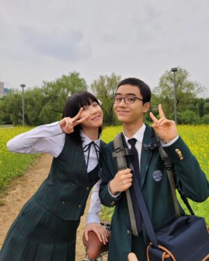 Lee Re Instagram - [ 본🍀 방🍀 사🍀 수]

📢10월28일 [토요일,일요일] 
오늘 밤 9시20분 tvn ⏰️ 첫방송 

tvn [무인도의디바]에서 만나요~

어린 목하 와 어린 기호의
풋풋한....푸른 빛 스토리.

#무인도의디바첫방송 #CastawayDiva
#tvn주말드라마
#연출오충환 #극본박혜련
#이레 #어린서목하
#문우진 #어린정기호
#많은시청부탁드립니다🫶