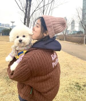 Lee Re Instagram - 🐩벨라 와 함께💕✨️

아무리 찾아도.... 없네!📚 🙄
 #날이추워서날이너무추워서날이적당하지않게추워서 #그래도너를위해서라면❤️
#산책가자 #벨라 #행복하지
#따숩게입자 #양갈래아가씨👧🏻
#털모자#털장갑장착 
#서점투어 #내가찾는책은없었지만
#언제나서점은선물같은곳