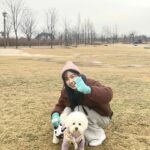 Lee Re Instagram - 🐩벨라 와 함께💕✨️ 아무리 찾아도.... 없네!📚 🙄 #날이추워서날이너무추워서날이적당하지않게추워서 #그래도너를위해서라면❤️ #산책가자 #벨라 #행복하지 #따숩게입자 #양갈래아가씨👧🏻 #털모자#털장갑장착 #서점투어 #내가찾는책은없었지만 #언제나서점은선물같은곳