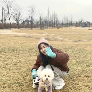 Lee Re Instagram - 🐩벨라 와 함께💕✨️

아무리 찾아도.... 없네!📚 🙄
 #날이추워서날이너무추워서날이적당하지않게추워서 #그래도너를위해서라면❤️
#산책가자 #벨라 #행복하지
#따숩게입자 #양갈래아가씨👧🏻
#털모자#털장갑장착 
#서점투어 #내가찾는책은없었지만
#언제나서점은선물같은곳