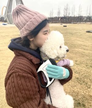 Lee Re Instagram - 🐩벨라 와 함께💕✨️

아무리 찾아도.... 없네!📚 🙄
 #날이추워서날이너무추워서날이적당하지않게추워서 #그래도너를위해서라면❤️
#산책가자 #벨라 #행복하지
#따숩게입자 #양갈래아가씨👧🏻
#털모자#털장갑장착 
#서점투어 #내가찾는책은없었지만
#언제나서점은선물같은곳