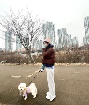 Lee Re Instagram - 🐩벨라 와 함께💕✨️

아무리 찾아도.... 없네!📚 🙄
 #날이추워서날이너무추워서날이적당하지않게추워서 #그래도너를위해서라면❤️
#산책가자 #벨라 #행복하지
#따숩게입자 #양갈래아가씨👧🏻
#털모자#털장갑장착 
#서점투어 #내가찾는책은없었지만
#언제나서점은선물같은곳