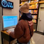 Lee Re Instagram - 🐩벨라 와 함께💕✨️ 아무리 찾아도.... 없네!📚 🙄 #날이추워서날이너무추워서날이적당하지않게추워서 #그래도너를위해서라면❤️ #산책가자 #벨라 #행복하지 #따숩게입자 #양갈래아가씨👧🏻 #털모자#털장갑장착 #서점투어 #내가찾는책은없었지만 #언제나서점은선물같은곳