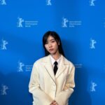 Lee Re Instagram - 저희 영화 가 베를린에서 수정 곰상을 수상했습니다! 괜찮아 영화가 완성되기까지 힘든 과정 속에 늘 웃음 잃지 않고 함께해 주셨던 모든 스태프분들이 너무너무 생각나는 것 같아요 그 모든 분들 덕분에 저희가 베를린에서 우리의 영화로 많은 박수를 받았습니다 진심으로 감사드립니다…!!! 그리고 더욱 인영이로 살 수 있도록 도움 주시고 함께해 주신 진서연 선배님💗정수빈 배우님💓그리고 함께 호흡 맞춰주신 모든 배우분들💗께 정말 감사드립니다!! 마지막으로 인영이가 되기까지 확신을 더해주시고 베를린에서의 추억과 감동을 누릴 수 있도록 힘써주신 김혜영 감독님과 송원석대표님께도 감사드려요…🫶🏻🥹 괜찮아의 인물들과 마주하며 인영이로 살면서 많이 느꼈고 또 배웠습니다. 특히나 개인적으로는 삶을 대하는 태도, 비극을 대하는 태도, 그리고 함께하는 이들의 온기가 얼마나 중요한 것인지 다시 한번 깨닫게 된 기회였습니다. 저희 영화에 박수 쳐주시고 환호해 주신 베를린 관객분들을, 그 순간을 아마 평생 잊지 못할 것 같습니다. 제가 느꼈던, 그리고 관객분들께서 느끼셨던 감동과 웃음을 더 많은 사람들과 나누고 싶어졌습니다. 다시 한번 감사드립니다!!! ❤️아이러어-브 벯린 ~ ㅎ헿헤❤️