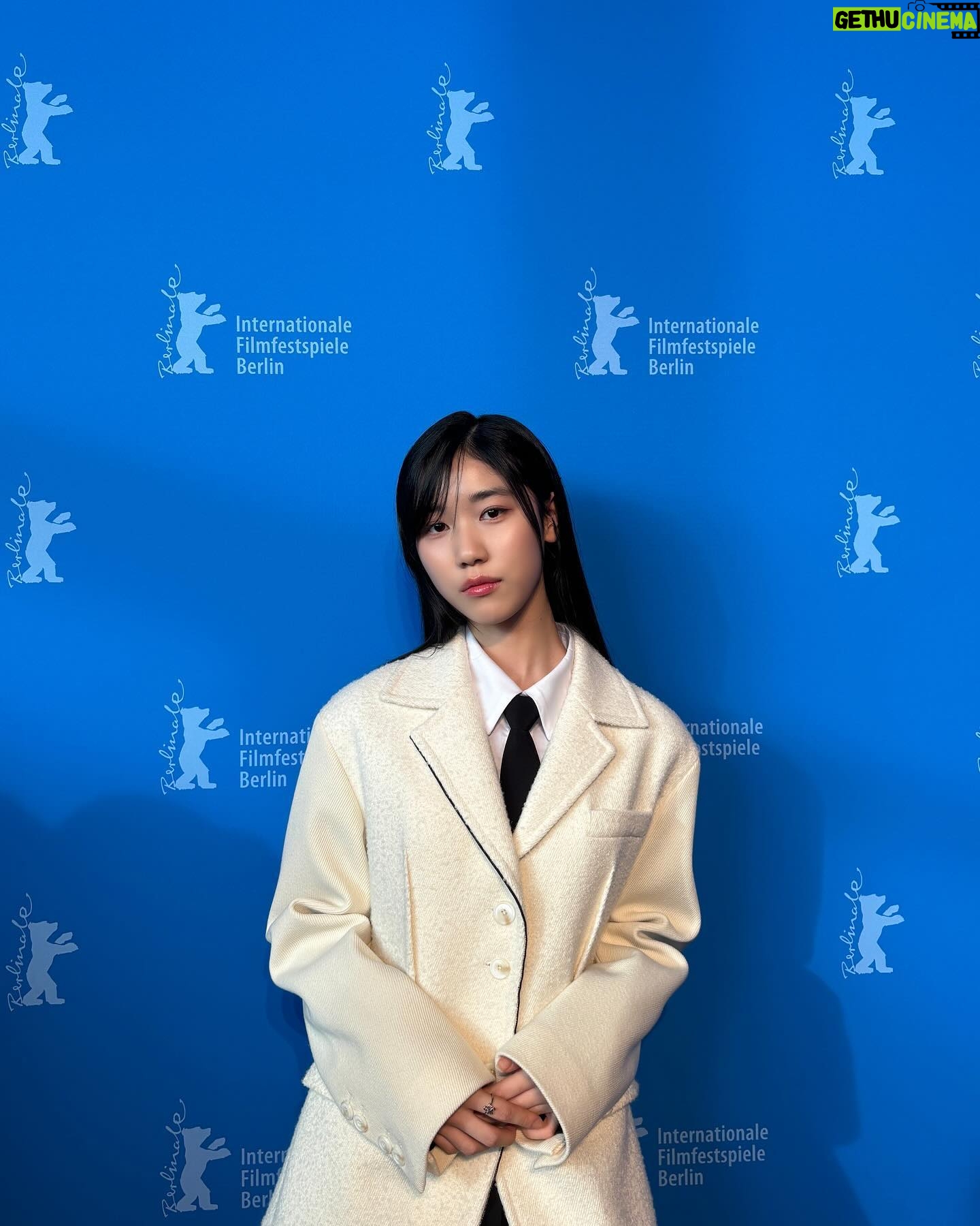 Lee Re Instagram - 저희 영화 가 베를린에서 수정 곰상을 수상했습니다! 괜찮아 영화가 완성되기까지 힘든 과정 속에 늘 웃음 잃지 않고 함께해 주셨던 모든 스태프분들이 너무너무 생각나는 것 같아요 그 모든 분들 덕분에 저희가 베를린에서 우리의 영화로 많은 박수를 받았습니다 진심으로 감사드립니다…!!! 그리고 더욱 인영이로 살 수 있도록 도움 주시고 함께해 주신 진서연 선배님💗정수빈 배우님💓그리고 함께 호흡 맞춰주신 모든 배우분들💗께 정말 감사드립니다!! 마지막으로 인영이가 되기까지 확신을 더해주시고 베를린에서의 추억과 감동을 누릴 수 있도록 힘써주신 김혜영 감독님과 송원석대표님께도 감사드려요…🫶🏻🥹 괜찮아의 인물들과 마주하며 인영이로 살면서 많이 느꼈고 또 배웠습니다. 특히나 개인적으로는 삶을 대하는 태도, 비극을 대하는 태도, 그리고 함께하는 이들의 온기가 얼마나 중요한 것인지 다시 한번 깨닫게 된 기회였습니다. 저희 영화에 박수 쳐주시고 환호해 주신 베를린 관객분들을, 그 순간을 아마 평생 잊지 못할 것 같습니다. 제가 느꼈던, 그리고 관객분들께서 느끼셨던 감동과 웃음을 더 많은 사람들과 나누고 싶어졌습니다. 다시 한번 감사드립니다!!! ❤️아이러어-브 벯린 ~ ㅎ헿헤❤️
