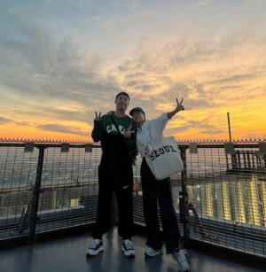 Lee Sang-hwa Instagram - 오렌지색의 뒷 배경 이뽀이뽀 바이바이 오사카 🇯🇵🇰🇷🧡
#동네친구강나미 #잡았다이녀석