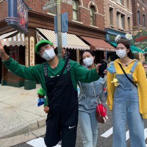 Lee Sang-hwa Instagram - 오렌지색의 뒷 배경 이뽀이뽀 바이바이 오사카 🇯🇵🇰🇷🧡
#동네친구강나미 #잡았다이녀석