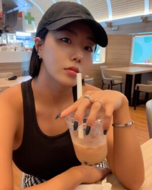 Lee Sang-hwa Instagram - 버블티냠냠 완죤 깨끗했던 날씨 TOO HOT!!🌞☀️
#tanningvibes🌴🌞