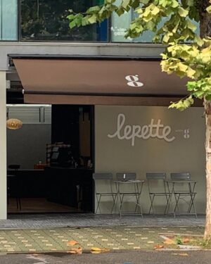 Lee Sang-hwa Instagram - 우리들의 공간 우리의 르뻬떼 ☕️🐶🖤
카페 르뻬떼 입니다아😊😊
우리 르뻬떼는 모든 반려동물 친구들을 환영합니다👏

더 다양한 이야기는 차근차근 @lepette_g 와 @lepette_official 를 통해서 전달드릴게요! 르뻬떼에서 만나효😊

#르뻬떼 #망원한강공원길 #망원로33-1 #동네친구강나미