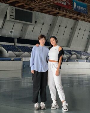 Lee Sang-hwa Instagram - 지난 5월, 나오선수의 초대로 일본을 다녀왔다. 각자의 방식대로 준비했던 올림픽의 과정들. 때론 공감도 하였고 의견도 나눌 수 있었던 소중한 시간이었다. 경기했던 링크장도 방문하여 나의 버킷리스트 하나를 달성했다!! 😀😁

오늘 10월 자국에서 그녀의 마지막 레이스가 열린다. 본인의 무대에서 후회없이 마음껏 달리길!!! 나도 열심히 응원할게!!🇰🇷🇯🇵🏆⛸🤍
体の管理上手くいってるね
頑張れ！！！
会いたいよ~~^^ @nao.kodaira 🤍