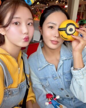 Lee Sang-hwa Instagram - USJ🇯🇵🇰🇷🧡 with niece 김스카이랑 그리고 강나미두
#슈퍼마리오 #루이지 #미니언즈