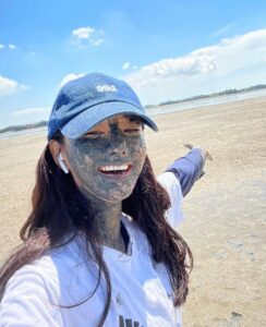 Lee Se-hee Instagram - 지방 촬영때.. 아침에 급 러닝을 하고 싶어서 나갔다 갯벌이 보여 갯벌로 탈까봐 머드를 바르고..생각의 흐름대로 ...ㅎㅎ 즐거웠음 됐지 🧚‍♂️
