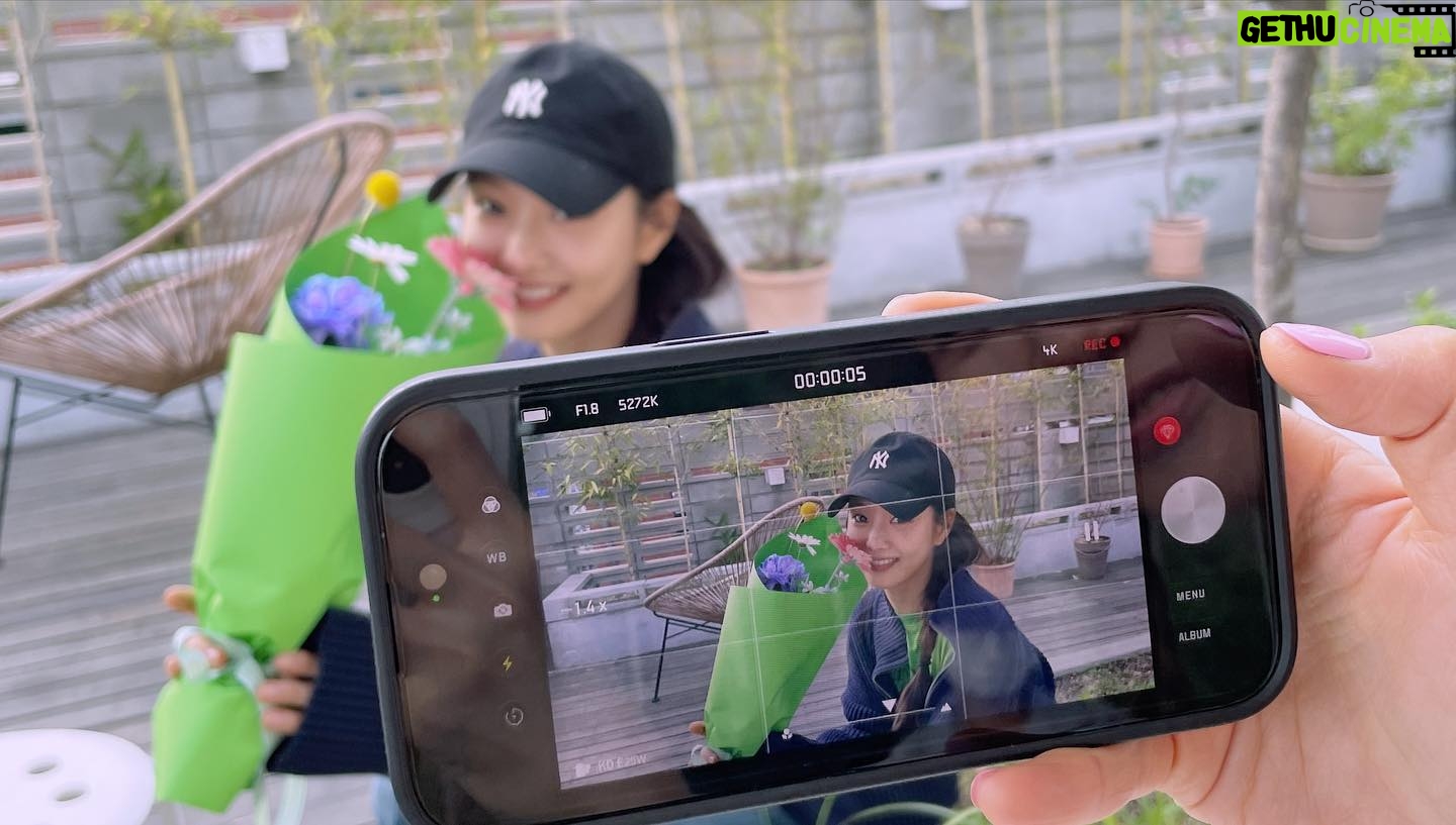 Lee Se-hee Instagram - 세진언니 덕분에 자영이랑 제니랑 넘 행복한 하루였다 🧚♂️ 비번도 알았으니 앞으로 지나갈때마다 밥 좀 얻어먹.... ㅎ 언닌 요리까지잘해 완벽해👍 자영이가 준 꽃 이런 색감의 꽃 선물은 처음 받아본다 역시 힙한 여자..🫶 자영이가 만든 케이스랑 그립톡도 완전 상큼이 폭발해버렸다 ✨✨🧚♂️🫶고마워어엉 ❤️