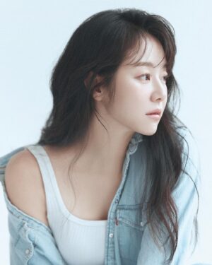 Lee Si-won Instagram - 春 🫧 
이렇게 봄이 오나 봄