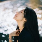Lee Si-won Instagram - ✨🌕 당신은 날 설레게 만들어 조용한 내 마음 자꾸만 춤추게 해 얼마나 얼마나 날 떨리게 하는지 당신이 이 밤을 항상 잠 못 들게 해
