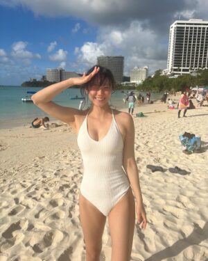 Lee Si-won Instagram - 시시각각 변하는 하늘과 바다와 함께 ☀️🌴🇬🇺🤍