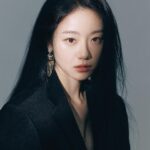 Lee Si-won Instagram - I SEE YOU #abyss #beyondgoodandevil Wer mit Ungeheuern kämpft, mag zusehn, daß er nicht dabei zum Ungeheuer wird. Und wenn du lange in einen Abgrund blickst, blickt der Abgrund auch in dich hinein.
