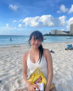 Lee Si-won Instagram - 시시각각 변하는 하늘과 바다와 함께 ☀️🌴🇬🇺🤍
