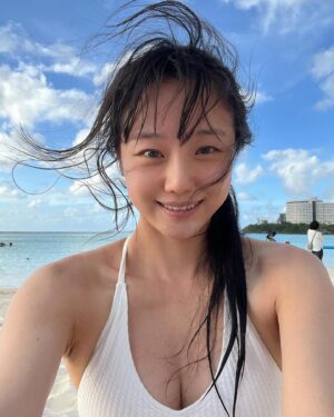Lee Si-won Instagram - 시시각각 변하는 하늘과 바다와 함께 ☀️🌴🇬🇺🤍