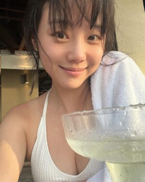Lee Si-won Instagram - 시시각각 변하는 하늘과 바다와 함께 ☀️🌴🇬🇺🤍