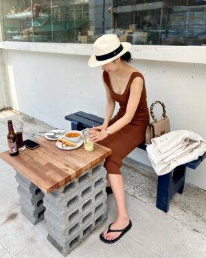 Lee Si-won Instagram - 🤠🤎☀️