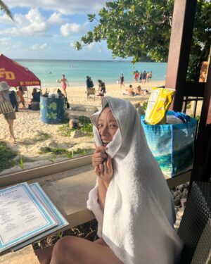 Lee Si-won Instagram - 시시각각 변하는 하늘과 바다와 함께 ☀️🌴🇬🇺🤍