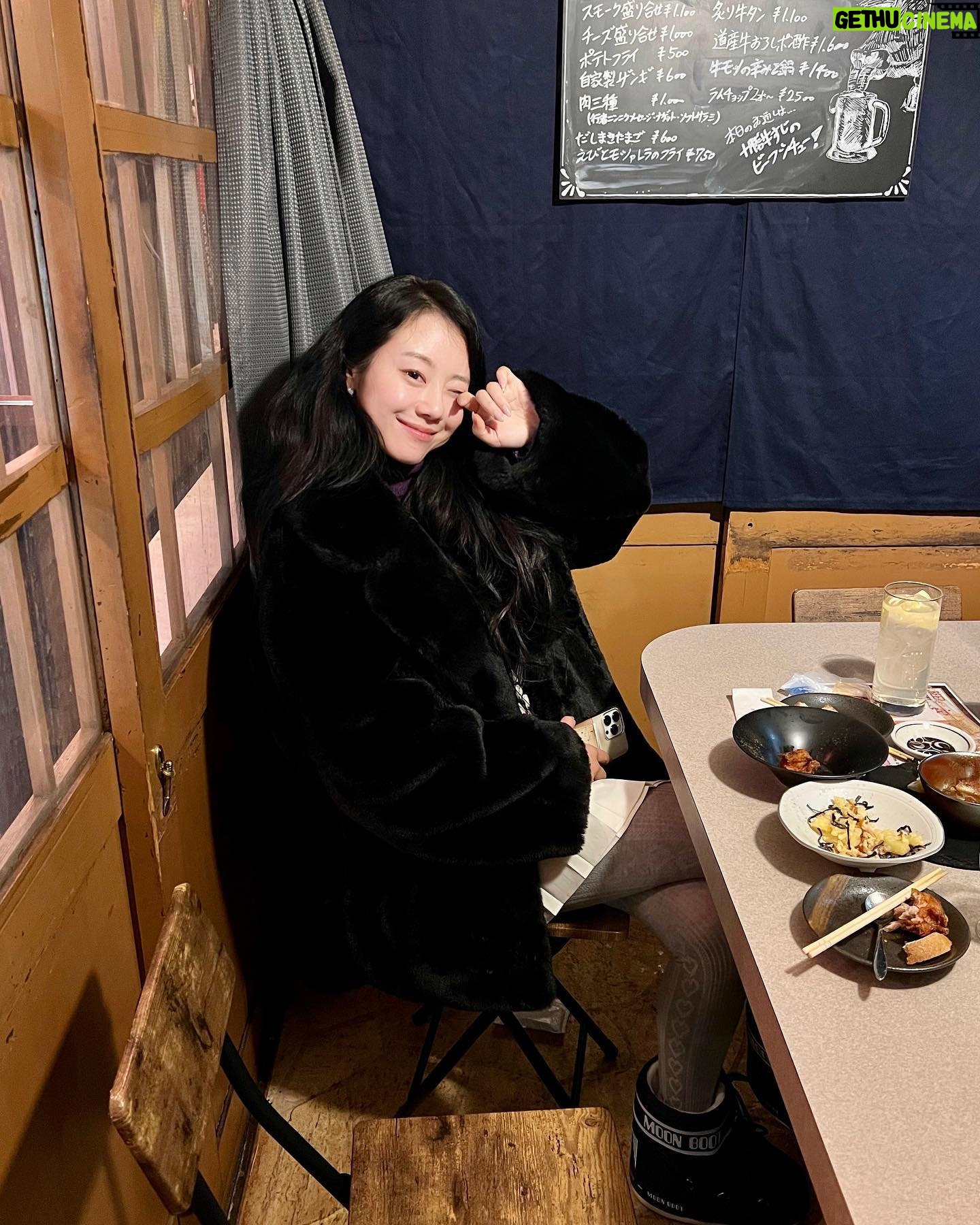 Lee Si-won Instagram - 이제 진짜 봄을 기다리면 되는건가 🐝🌱
