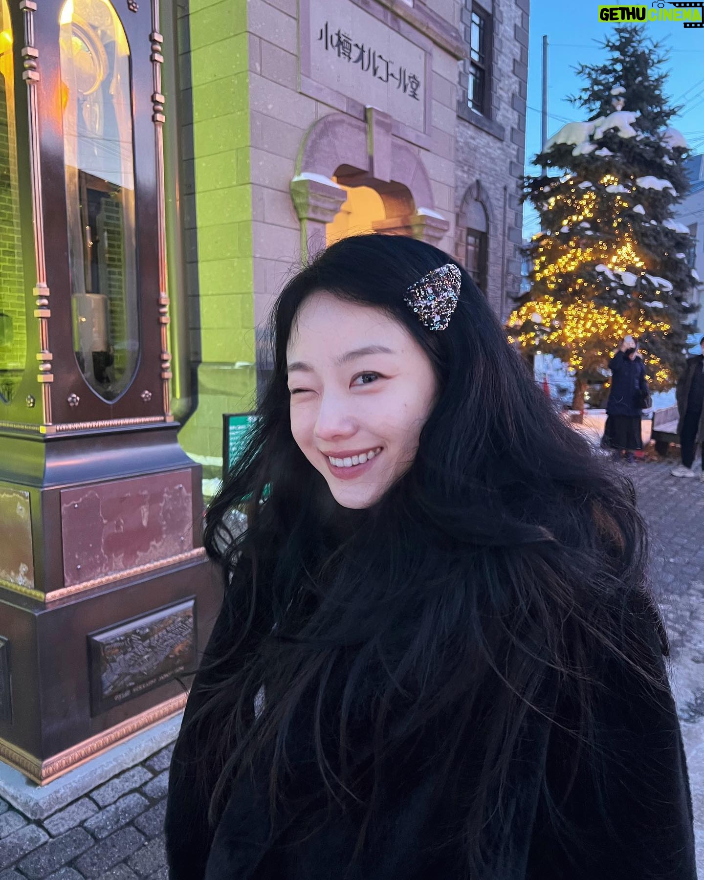 Lee Si-won Instagram - 이제 진짜 봄을 기다리면 되는건가 🐝🌱