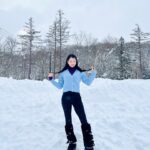 Lee Si-won Instagram - 🥶❄️ 힙하려다 얼어죽을 뻔 하고 얼른 패딩 속으로 #비에이 #문부츠 #털모자