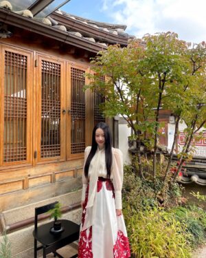 Lee Si-won Instagram - ♾️❣️
#광고 한옥 갤러리 지우헌에서 진행된 
삼성전자 비스포크 인피니트라인 2023 행복작당 전시 
전통과 현대가 결합된 영원의 가치 ♾️❣️

I visited the @samsung_bespoke Infinite line Exhibition held at Hanok Gallery @jiwooheon_dh. I experienced the value of eternity through the interpretation of the artist @superposition.kr who combines tradition and modernity. 

#비스포크인피니트라인 #삼성비스포크 
#비스포크인피니트라인X행복작당 #행복작당 #SUPERPOSITION