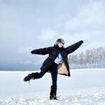 Lee Si-won Instagram - 🥶❄️ 힙하려다 얼어죽을 뻔 하고 얼른 패딩 속으로 #비에이 #문부츠 #털모자