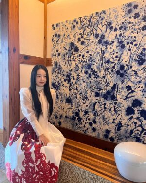 Lee Si-won Instagram - ♾️❣️
#광고 한옥 갤러리 지우헌에서 진행된 
삼성전자 비스포크 인피니트라인 2023 행복작당 전시 
전통과 현대가 결합된 영원의 가치 ♾️❣️

I visited the @samsung_bespoke Infinite line Exhibition held at Hanok Gallery @jiwooheon_dh. I experienced the value of eternity through the interpretation of the artist @superposition.kr who combines tradition and modernity. 

#비스포크인피니트라인 #삼성비스포크 
#비스포크인피니트라인X행복작당 #행복작당 #SUPERPOSITION