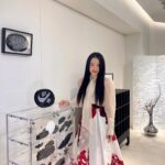Lee Si-won Instagram - ♾️❣️ #광고 한옥 갤러리 지우헌에서 진행된 삼성전자 비스포크 인피니트라인 2023 행복작당 전시 전통과 현대가 결합된 영원의 가치 ♾️❣️ I visited the @samsung_bespoke Infinite line Exhibition held at Hanok Gallery @jiwooheon_dh. I experienced the value of eternity through the interpretation of the artist @superposition.kr who combines tradition and modernity. #비스포크인피니트라인 #삼성비스포크 #비스포크인피니트라인X행복작당 #행복작당 #SUPERPOSITION