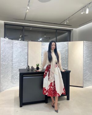 Lee Si-won Instagram - ♾️❣️
#광고 한옥 갤러리 지우헌에서 진행된 
삼성전자 비스포크 인피니트라인 2023 행복작당 전시 
전통과 현대가 결합된 영원의 가치 ♾️❣️

I visited the @samsung_bespoke Infinite line Exhibition held at Hanok Gallery @jiwooheon_dh. I experienced the value of eternity through the interpretation of the artist @superposition.kr who combines tradition and modernity. 

#비스포크인피니트라인 #삼성비스포크 
#비스포크인피니트라인X행복작당 #행복작당 #SUPERPOSITION