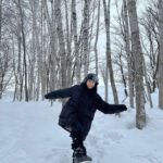 Lee Si-won Instagram - 🥶❄️ 힙하려다 얼어죽을 뻔 하고 얼른 패딩 속으로 #비에이 #문부츠 #털모자