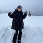 Lee Si-won Instagram - 🥶❄️ 힙하려다 얼어죽을 뻔 하고 얼른 패딩 속으로 #비에이 #문부츠 #털모자