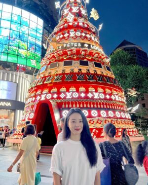 Lee Si-won Instagram - 🥜Raffles Hotel   🎄Orchard Street   🍺Haji Lane