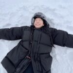 Lee Si-won Instagram - 🥶❄️ 힙하려다 얼어죽을 뻔 하고 얼른 패딩 속으로 #비에이 #문부츠 #털모자