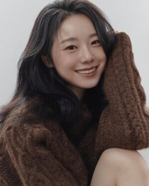 Lee Si-won Instagram - 따뜻한 연말 🐻🧸🌰🤎