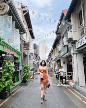 Lee Si-won Instagram - 🥜Raffles Hotel   🎄Orchard Street   🍺Haji Lane