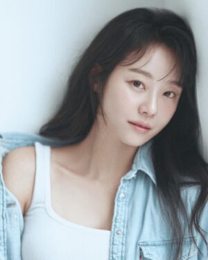 Lee Si-won Instagram - 春 🫧 
이렇게 봄이 오나 봄